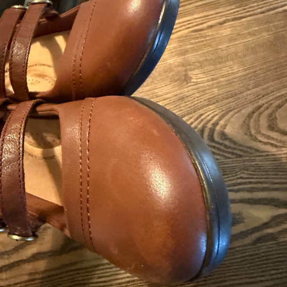 Clarks Women's Tan Leather heel with Straps size 9 - Picture 2 of 7